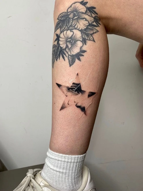 Estrella con un ojo sobre la pantorrilla