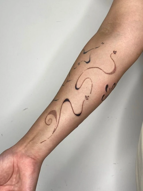Composición abstracta de curvas sobre el antebrazo