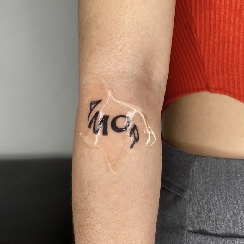 Diseño tipográfico sobre el brazo