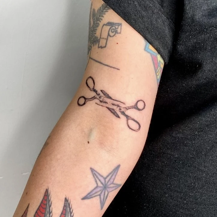 Tijeras sobre el brazo