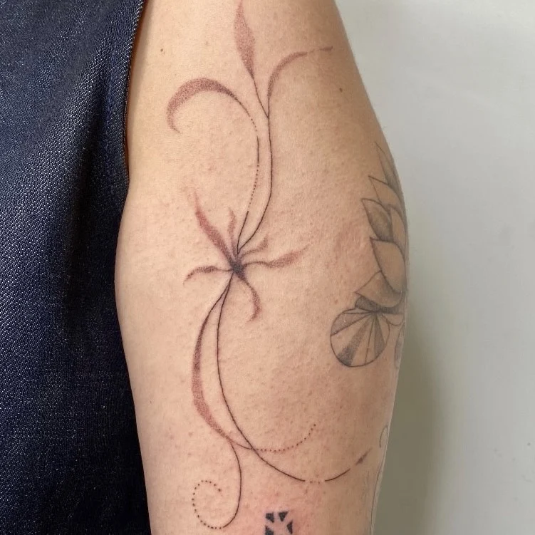 Líneas botánicas curvas sobre el brazo