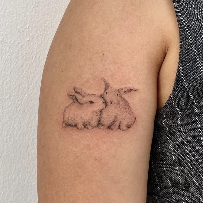 Dos conejitos sobre el hombro