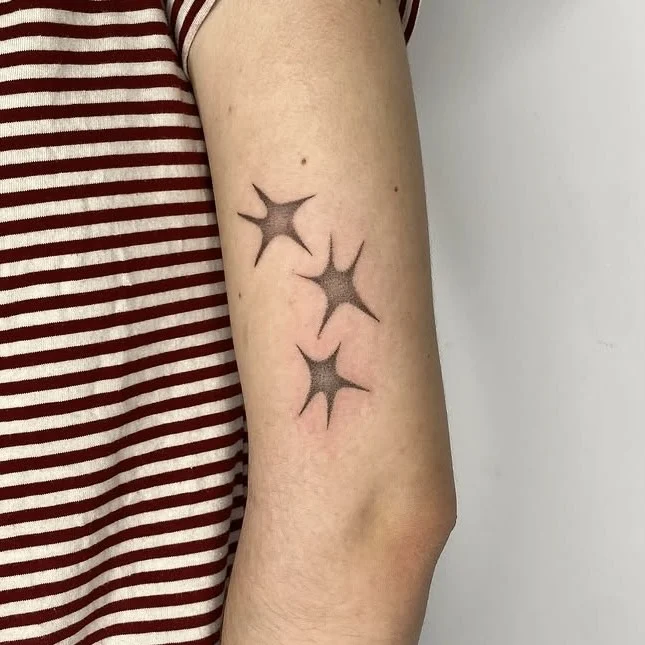 Tres estrellas sobre el brazo