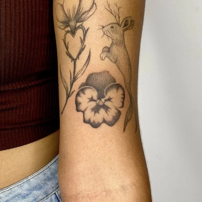 Flor en puntillismo sobre el brazo
